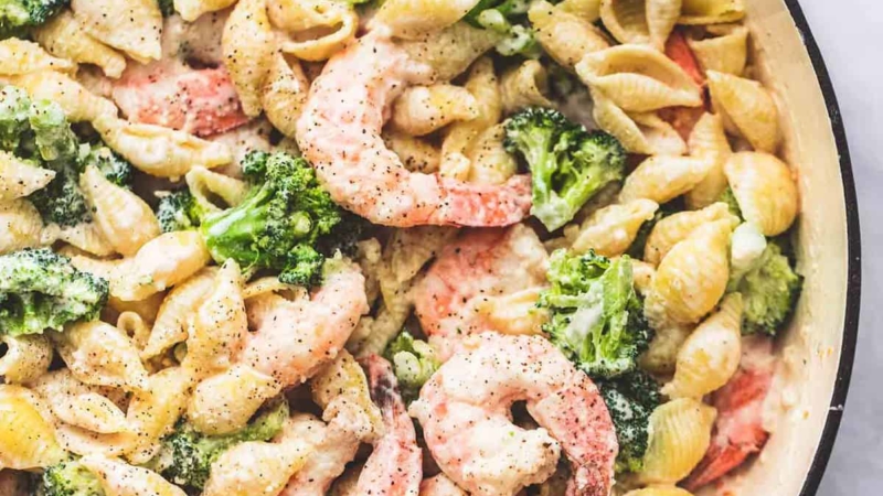 Shrimp and Broccoli Alfredo easy dinner recipe | lecremedelacrumb.com