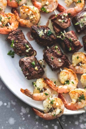 Garlic Butter Surf and Turf Kabobs easy grilled beef steak and shrimp kabob recipe | lecremedelacrumb.com