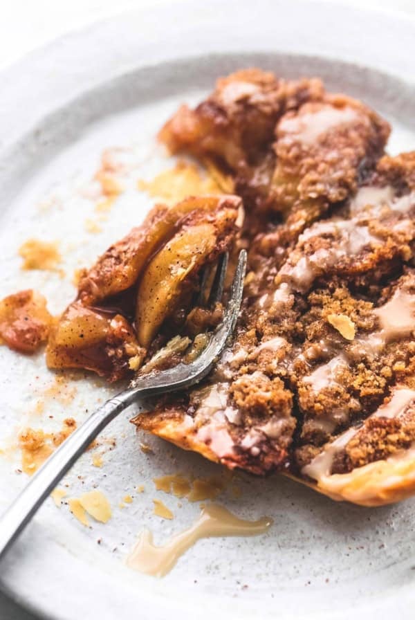 Easy Apple Slab Pie Fall dessert recipe with crumb topping and maple icing | lecremedelacrumb.com