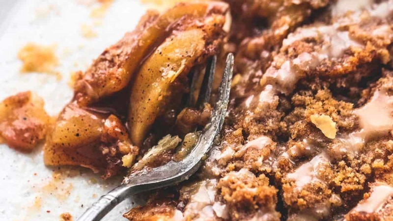 Easy Apple Slab Pie Fall dessert recipe with crumb topping and maple icing | lecremedelacrumb.com