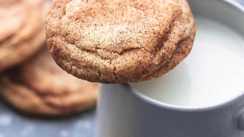 BEST Soft and Chewy Snickerdoodles easy cookie recipe | lecremedelacrumb.com
