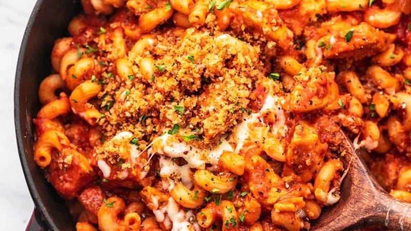 One Pot Chicken Parmesan Pasta easiest ever 30 minute one pot pasta recipe! | lecremedelacrumb.com