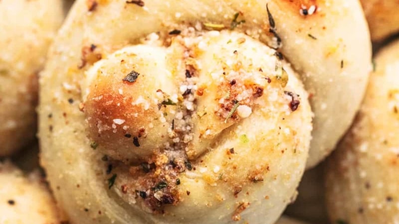 Easy Homemade Garlic Parmesan Knots Recipe | lecremedelacrumb.com