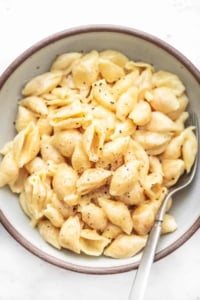 Easy and tasty Instant Pot Mac and Cheese Recipe with 5 ingredients! | lecremedelacrumb.com