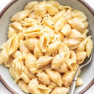 Easy and tasty Instant Pot Mac and Cheese Recipe with 5 ingredients! | lecremedelacrumb.com