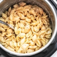 Easy and tasty Instant Pot Mac and Cheese Recipe with 5 ingredients! | lecremedelacrumb.com