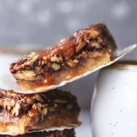 Salted Caramel Pecan Pie Bars easy homemade pie bars recipe | lecremedelacrumb.com