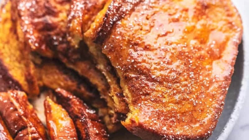 PERFECT Pumpkin French Toast easy breakfast recipe | lecremedelacrumb.com