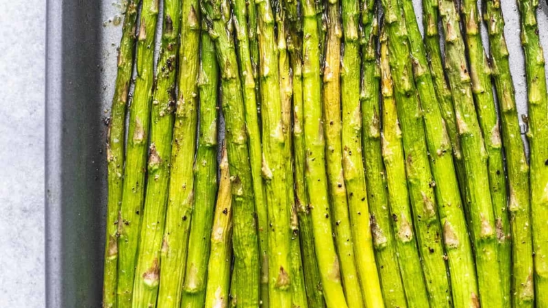 Easy healthy oven Roasted Asparagus recipe | lecremedelacrumb.com