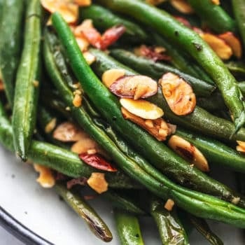 De près haricots verts cuits aux amandes