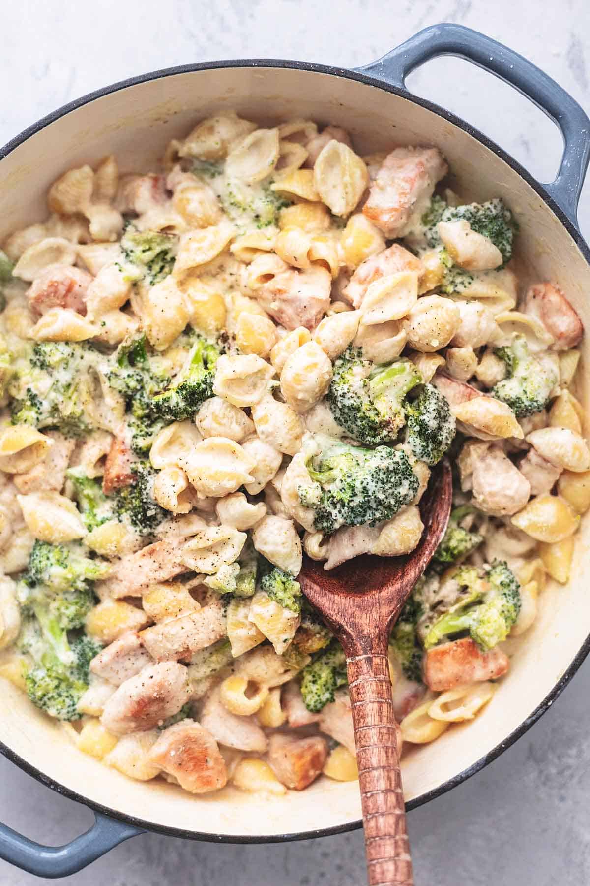 Chicken Alfredo with Broccoli - Creme De La Crumb