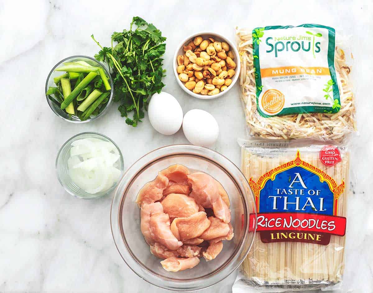 It's smothered in the most irresistible savory, sweet, salty, sour pad thai sauce with crunchy peanuts and veggies! Simple Chicken Pad Thai Recipe : Chicken Pad Thai Creme De La Crumb