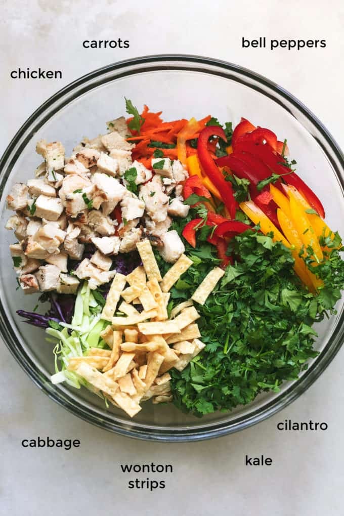 ingredienti per insalata tailandese in una ciotola