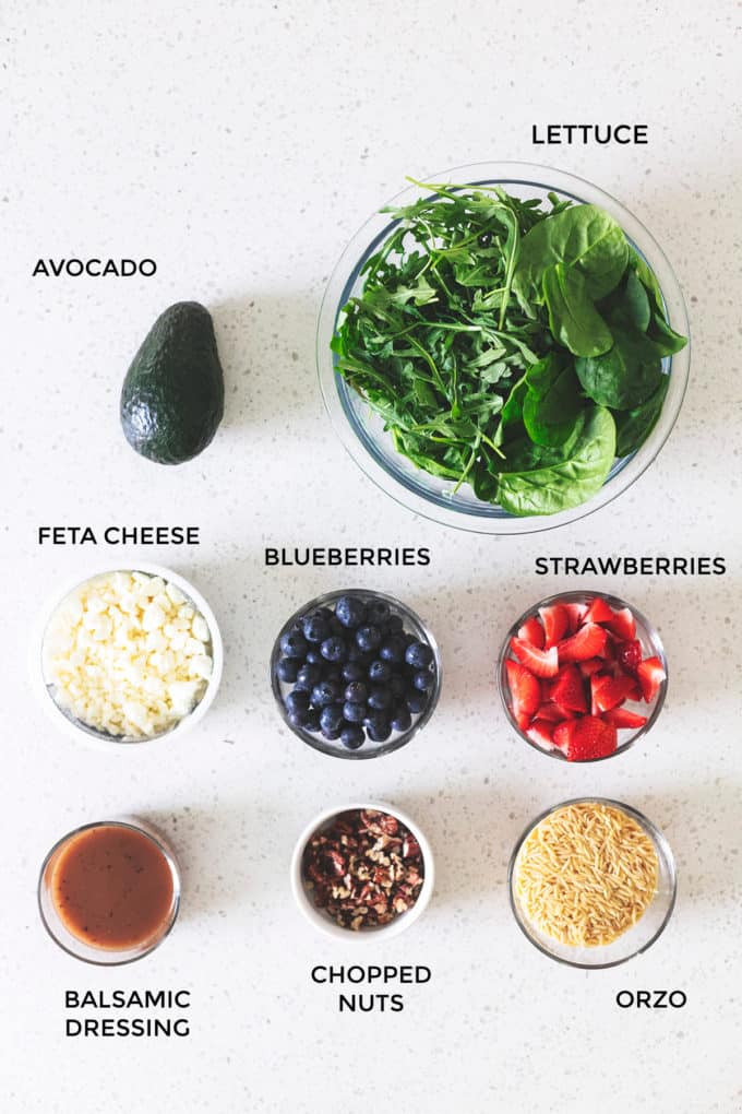 ingredienti per insalata di frutti di bosco con spinaci