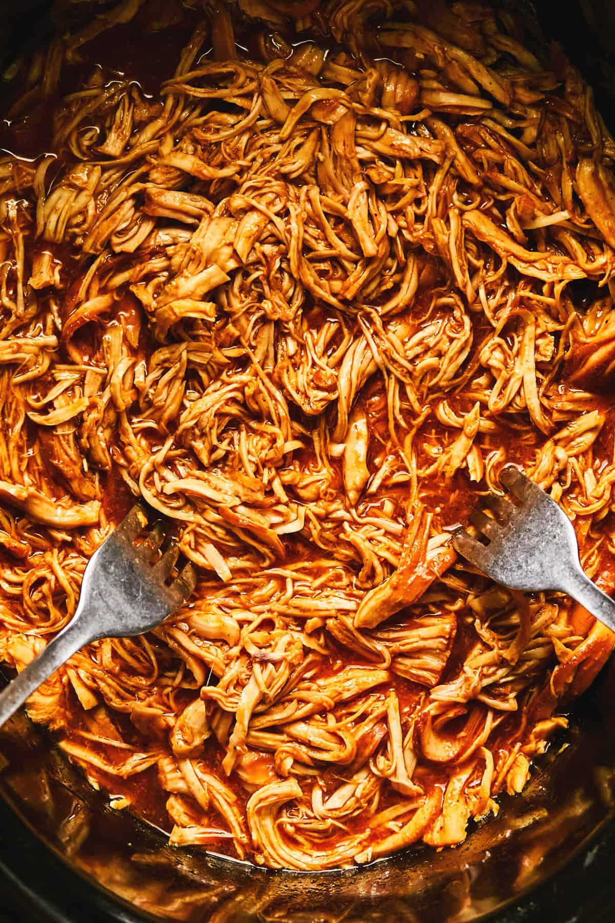 susmulkinta vištiena BBQ padaže lėtoje viryklėje